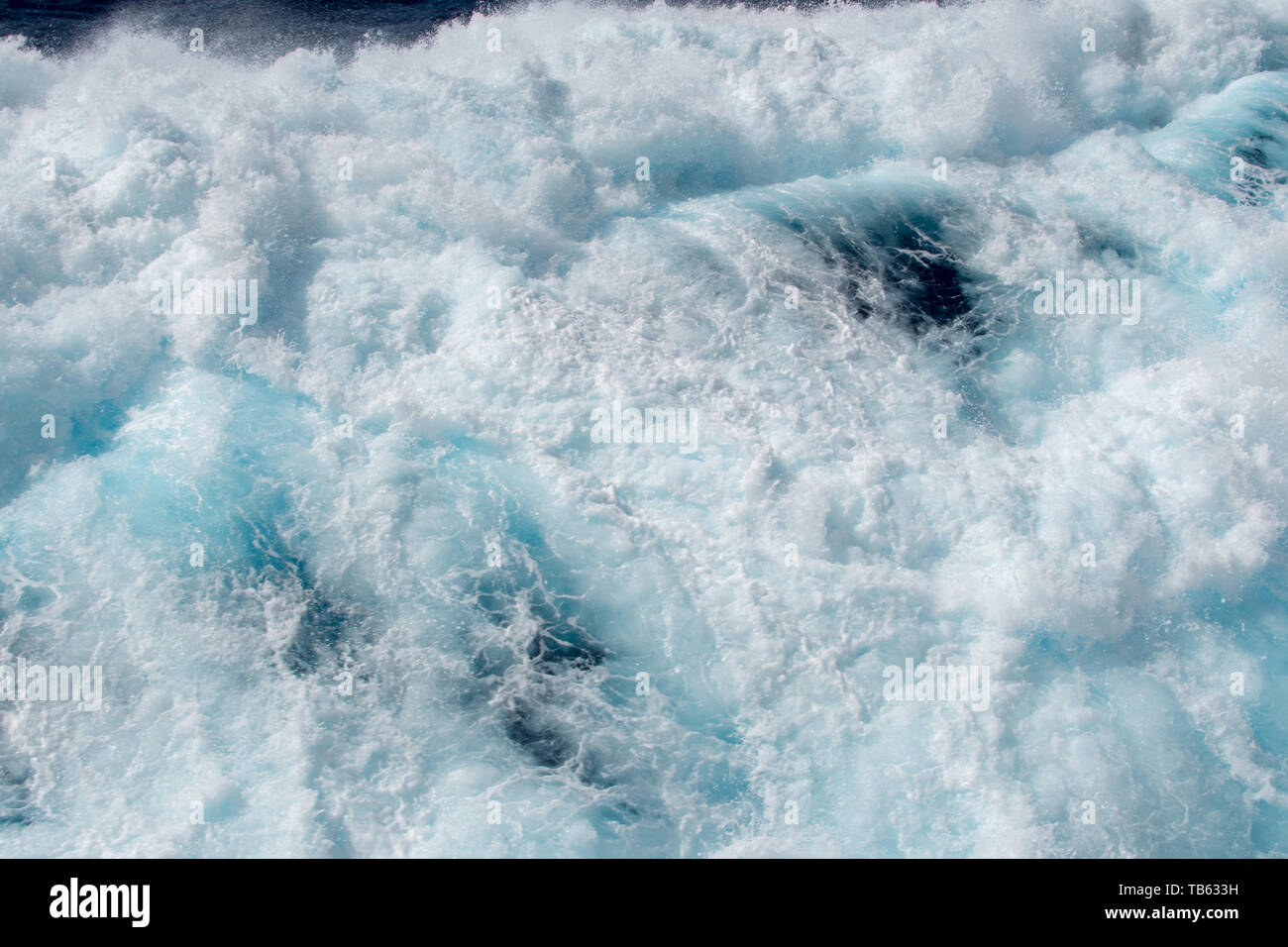 Oceano onda con schiuma di mare nella parte superiore. Foto Stock