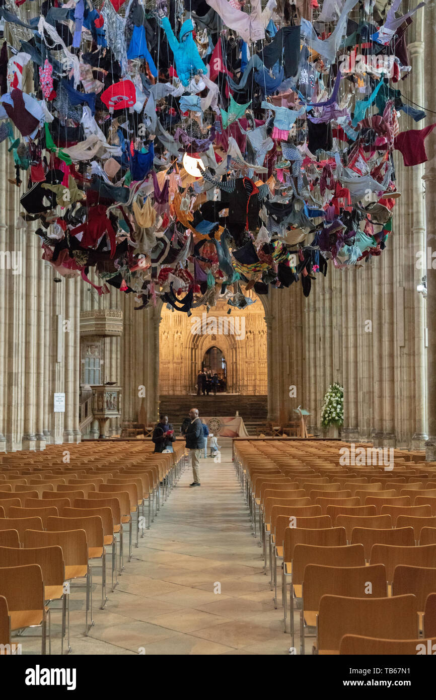 Installazione d arte da Arabella Dorman presso la Cattedrale di Canterbury. 'Suspened' vola tre metri sopra la navata. Canterbury, Inghilterra, Regno Unito. Foto Stock