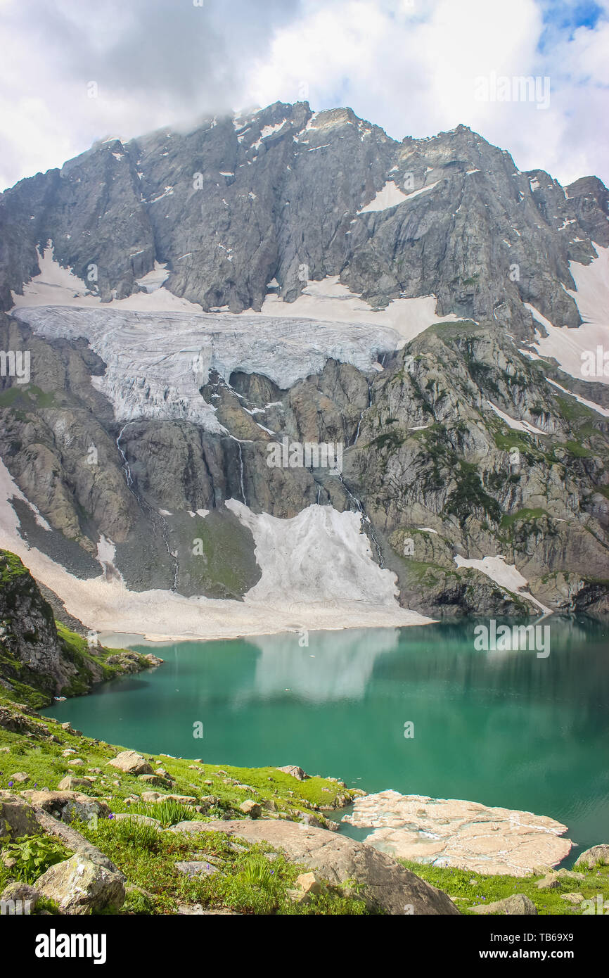 Acqua verde del Lago Gadsar. Semi-congelato Gadsar Lago in Kashmir. Gadsar Lago è una parte dei grandi laghi Trek nel Kashmir Foto Stock