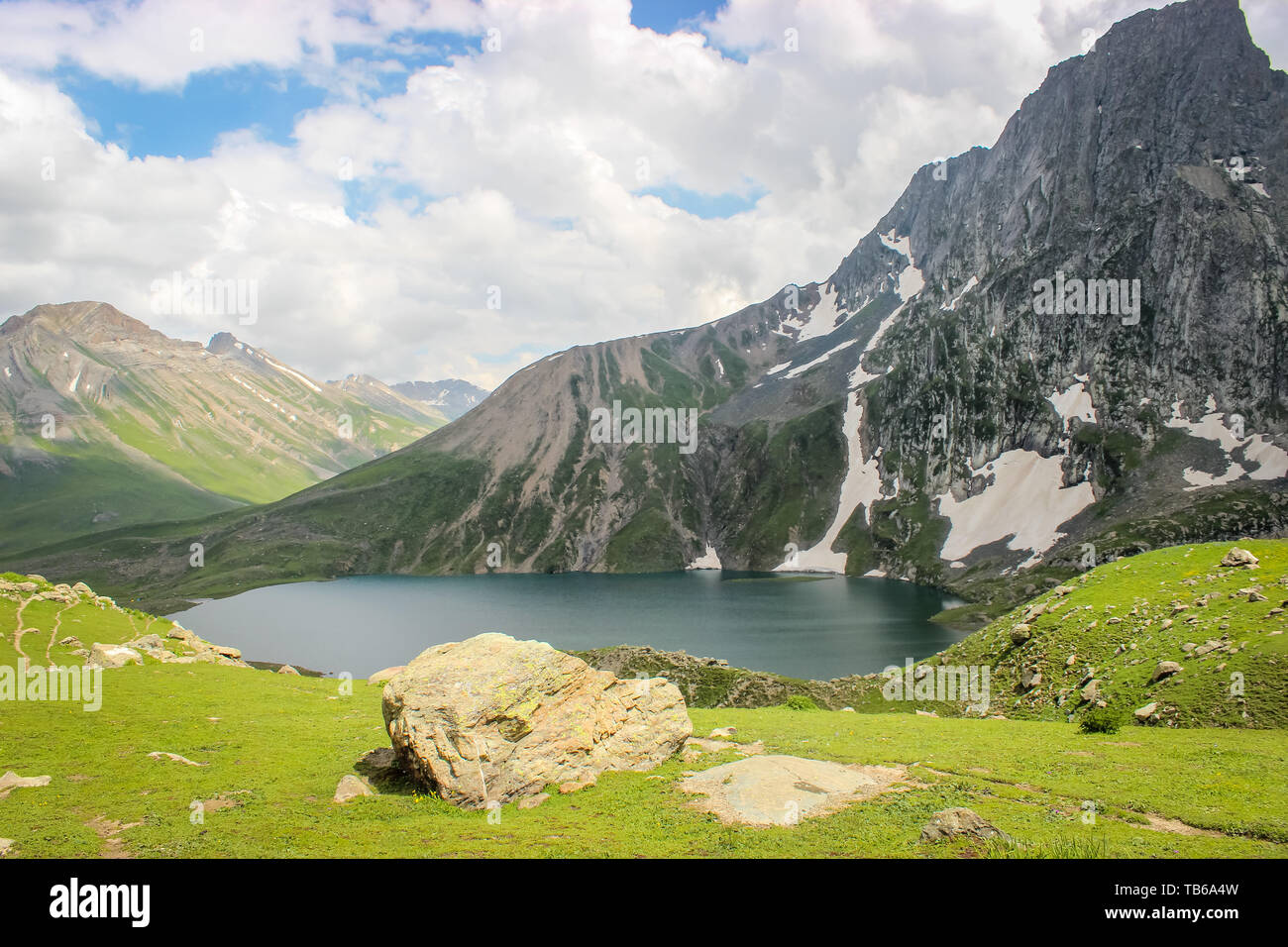 Lago Gangabal con il Monte Harmukh in background. Grandi Laghi Trek nel Kashmir Foto Stock