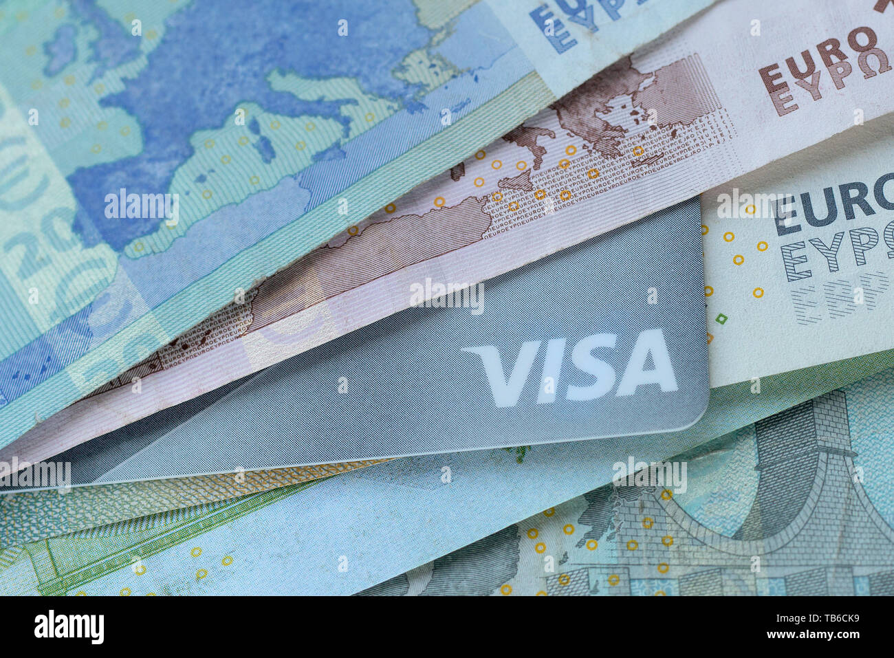 Mosca, Russia - Maggio 2019: carta di credito con il logo Visa e le banconote in euro. Immagine può essere utilizzata per argomenti come business, finanza, banche, assicurazioni Foto Stock