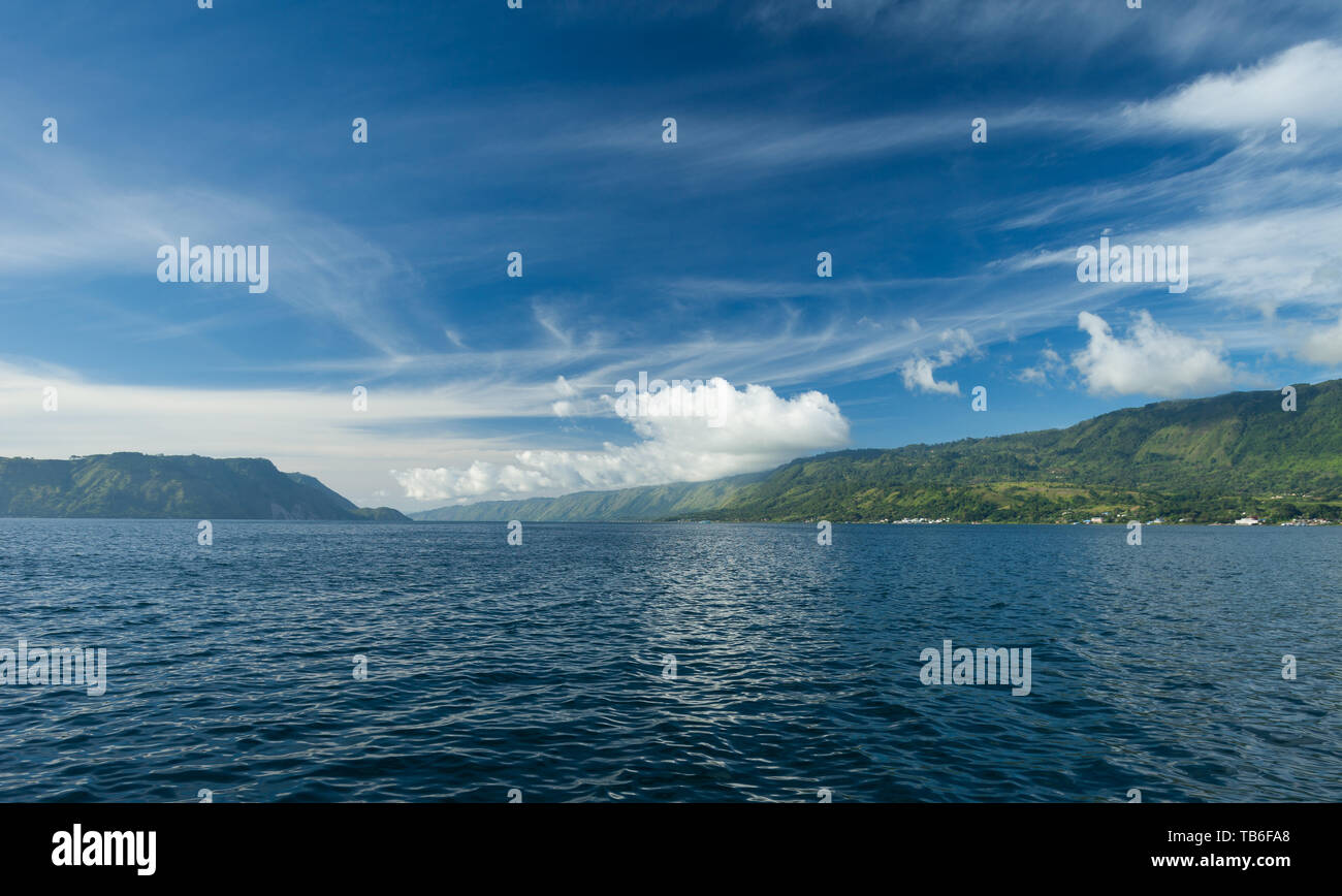 Vista sul lago (a) Danau Toba, Horsik e isola di Samosir, Sumatra, Indonesia Foto Stock