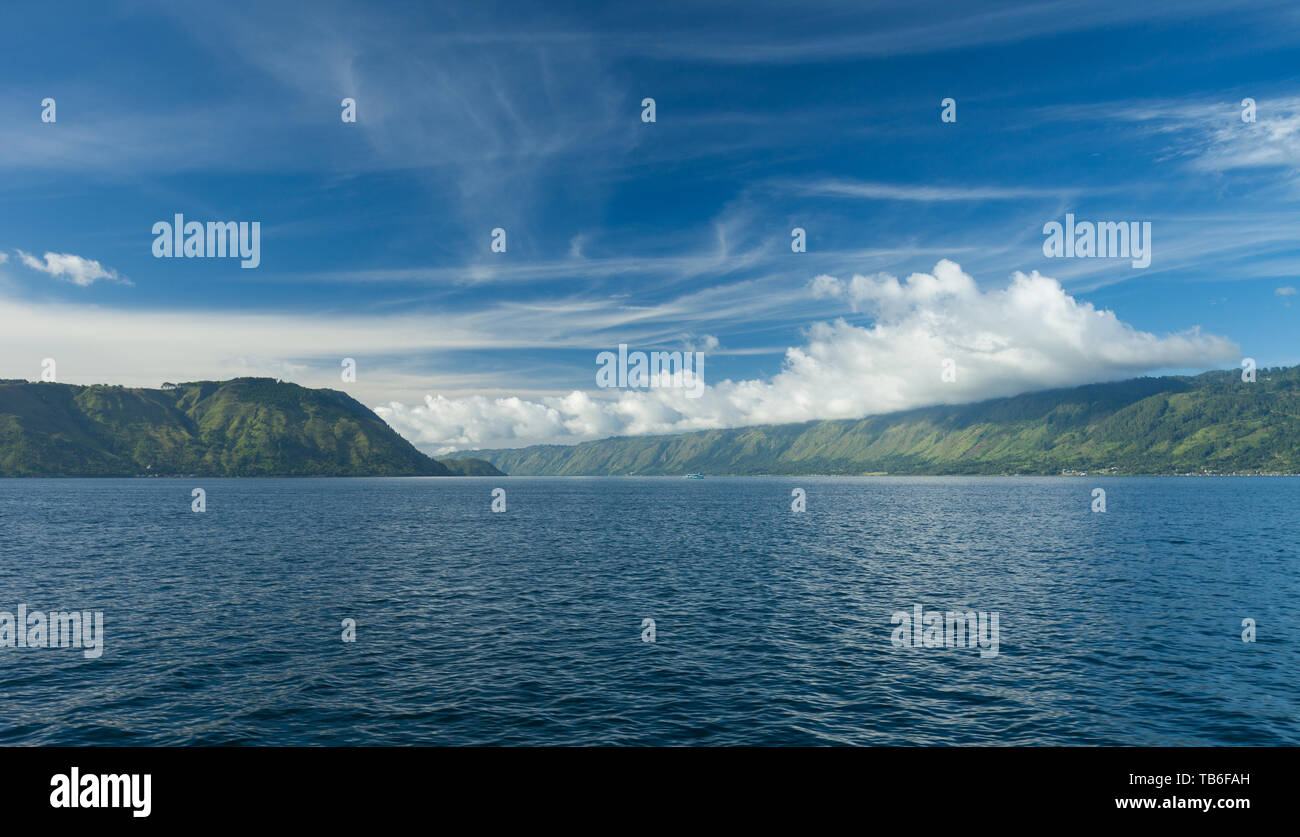 Vista sul lago (a) Danau Toba, Horsik e isola di Samosir, Sumatra, Indonesia Foto Stock