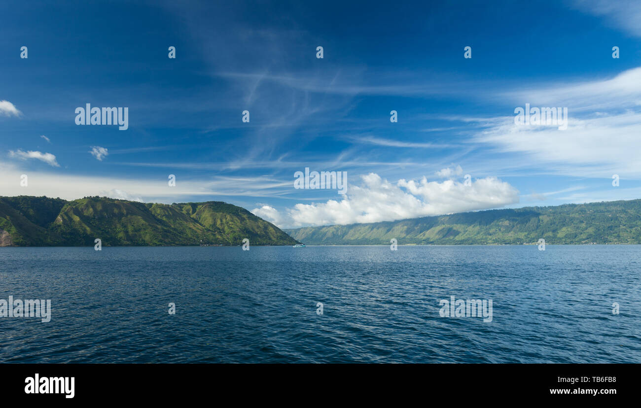 Vista sul lago (a) Danau Toba, Horsik e isola di Samosir, Sumatra, Indonesia Foto Stock