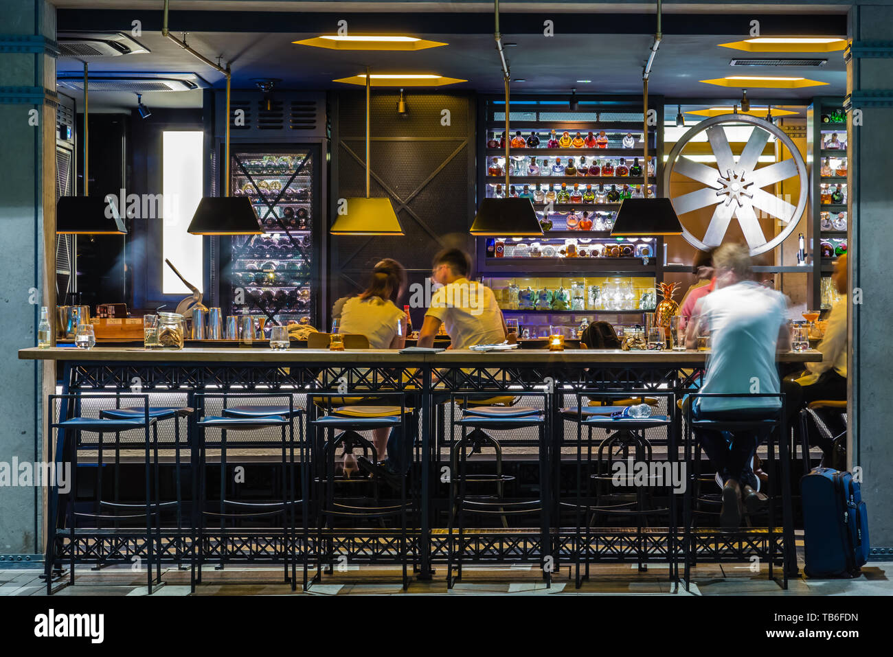 SINGAPORE-24 MAGGIO 2017: all'esterno del bar la notte del contatore Foto Stock SINGAPORE-24 MAGGIO 2017: all'esterno del bar la notte del contatore Foto Stock