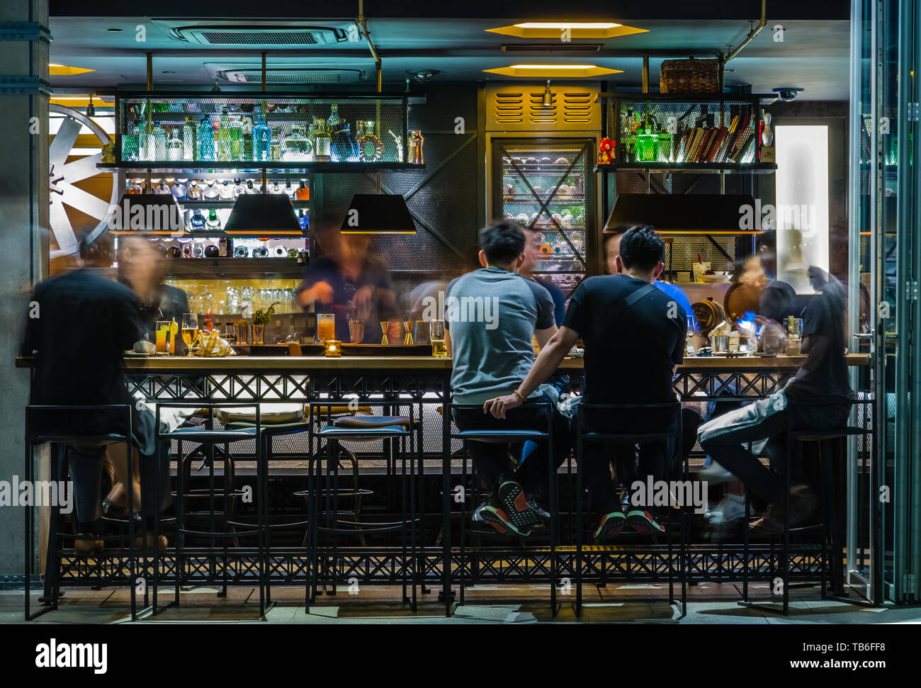 SINGAPORE-24 MAGGIO 2017: all'esterno del bar la notte del contatore Foto Stock