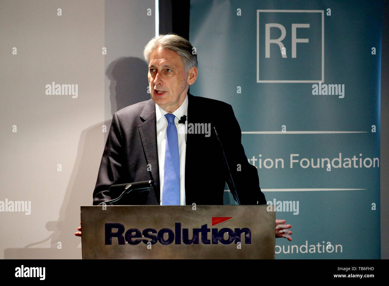 Il cancelliere dello scacchiere Philip Hammond parlando in occasione del lancio di una relazione da parte del tenore di vita think tank la fondazione di risoluzione sull'impatto della maggiore salario minimo presso la Fondazione risoluzione uffici a Londra. Foto Stock