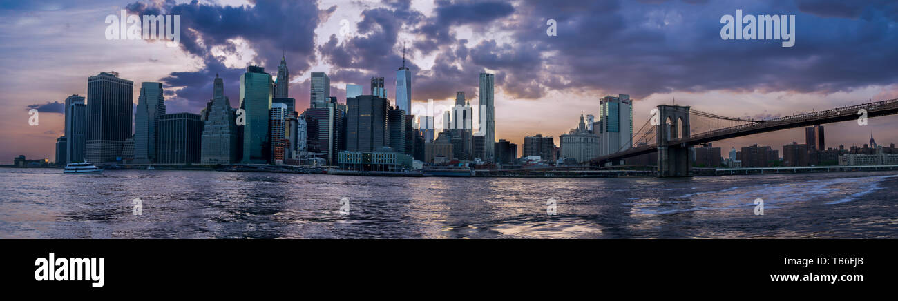 Il tempo cambia lo skyline di New York per lo skyline della città di Gotham, New York City, Stati Uniti d'America Foto Stock