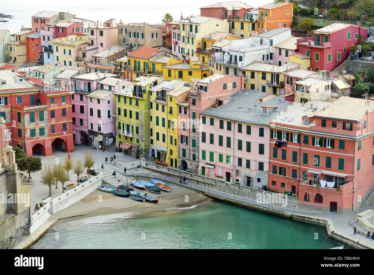 Case colorate e piccolo porticciolo di Vernazza, uno dei cinque secoli-vecchi borghi delle Cinque Terre, situato sul robusto costa nordoccidentale dell'Italiano Ri Foto Stock