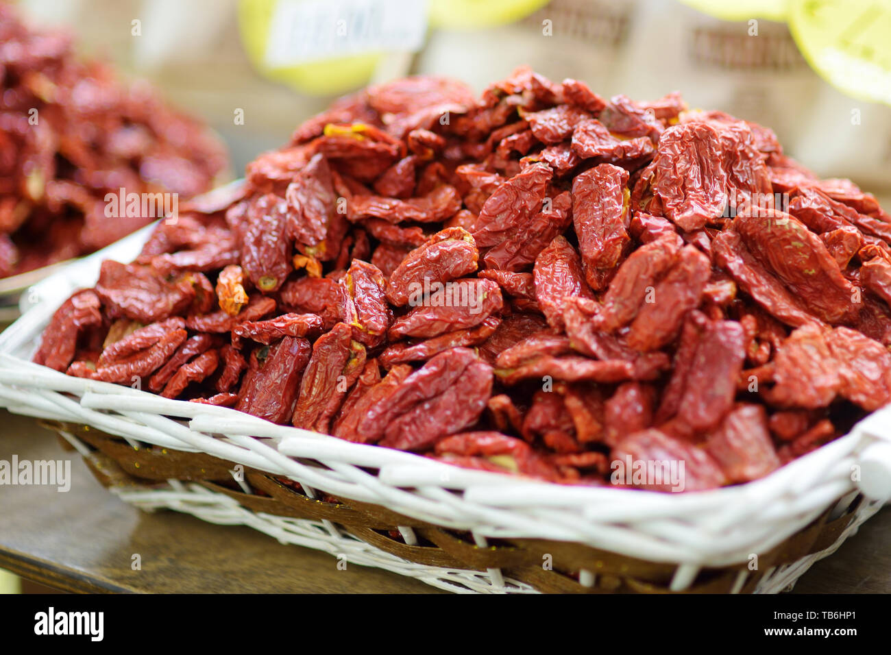 Organici assortiti pomodori seccati al sole venduto su un mercato in Genova, liguria, Italy Foto Stock