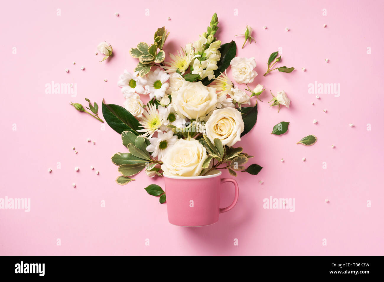 Layout creativo fatto di caffè o tè con fiori di colore rosa. Fla Foto Stock