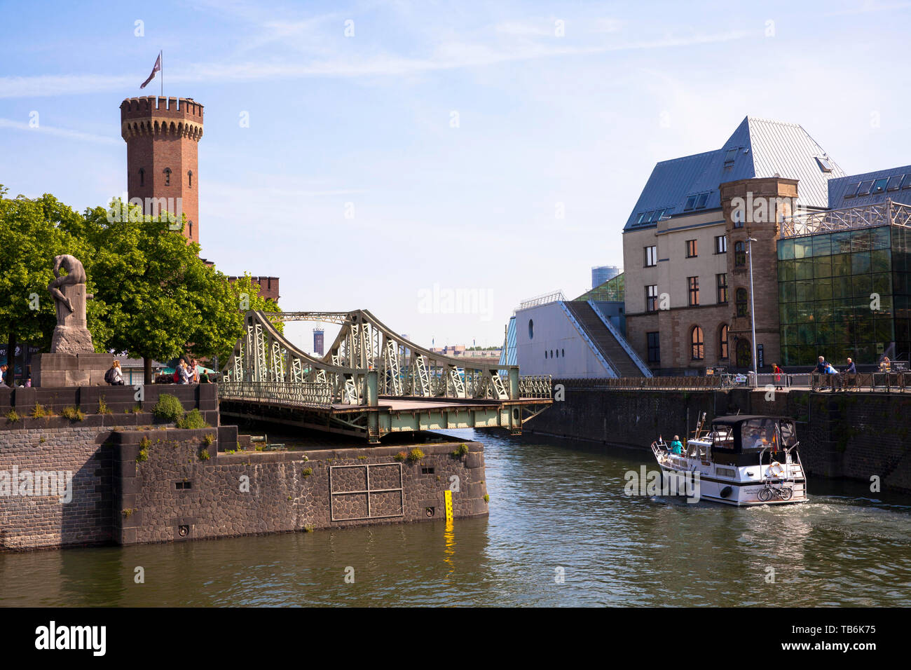 Aprire il ponte girevole a Rheinau porto, la torre di Malakoff, e il museo del cioccolato a Colonia, Germania. die geoeffnete Drehbruecke am Rheinauhafe Foto Stock