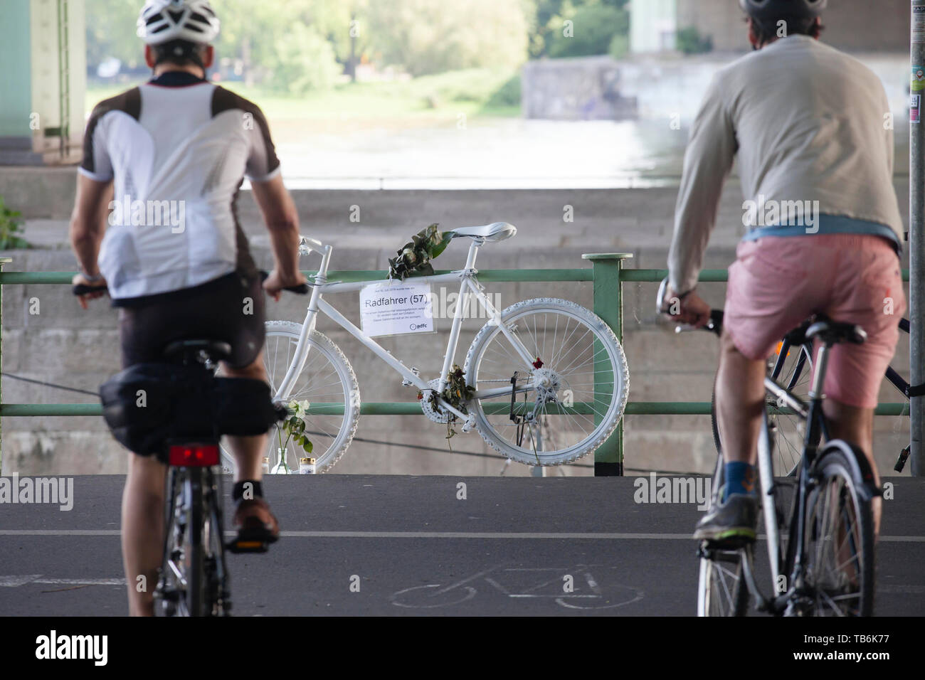 Ghost moto sotto il ponte di Rodenkirchener, bianco ornato ricorda di bicicletta di un ciclista che ha avuto un incidente mortale a questo luogo, Colonia, Germania. Ge Foto Stock