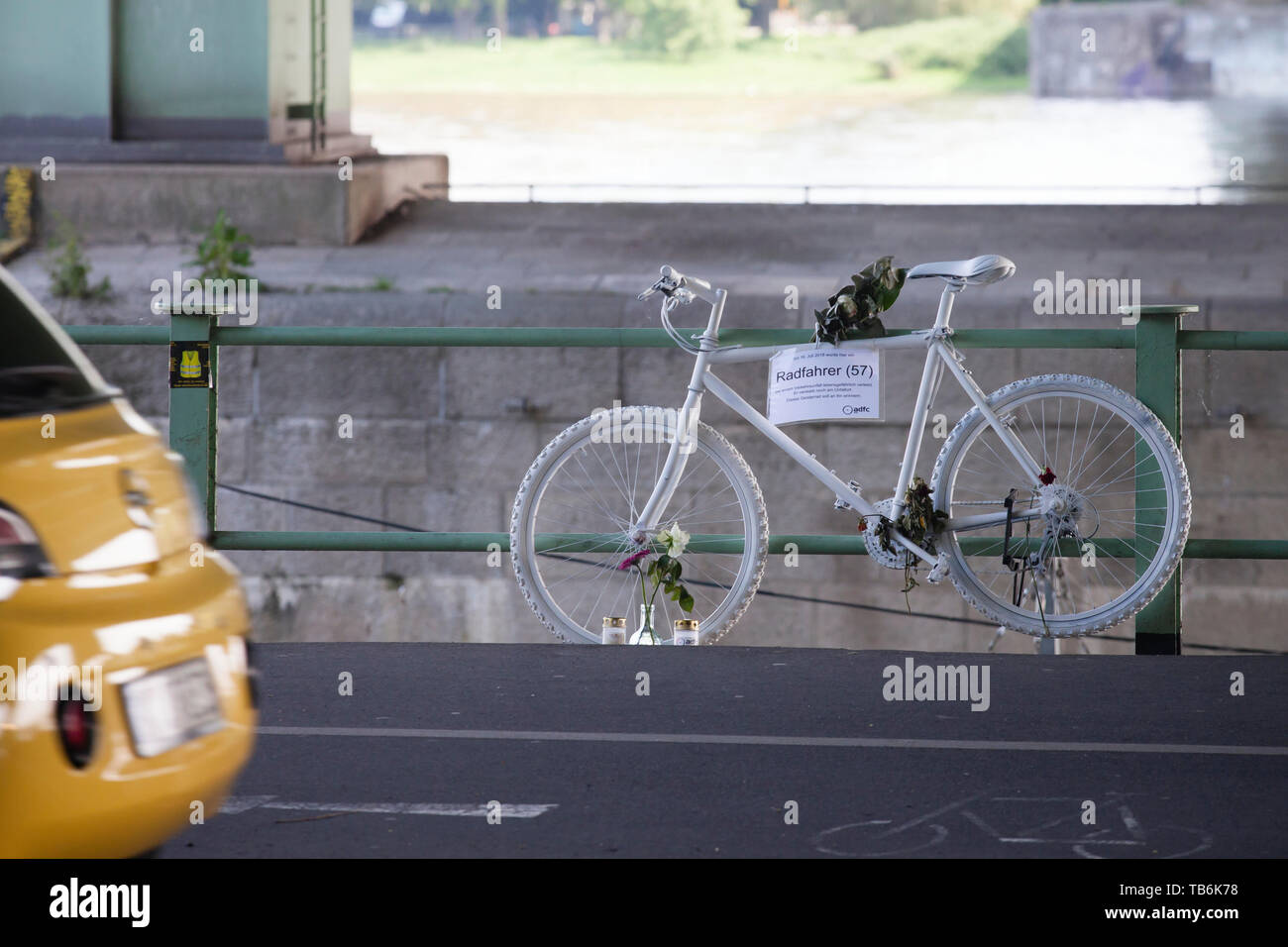 Ghost moto sotto il ponte di Rodenkirchener, bianco ornato ricorda di bicicletta di un ciclista che ha avuto un incidente mortale a questo luogo, Colonia, Germania. Ge Foto Stock
