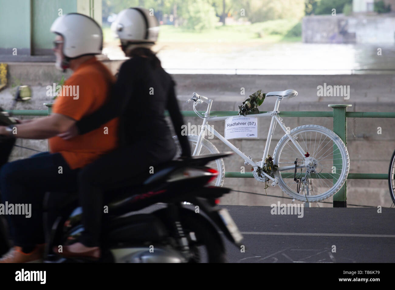 Ghost moto sotto il ponte di Rodenkirchener, bianco ornato ricorda di bicicletta di un ciclista che ha avuto un incidente mortale a questo luogo, Colonia, Germania. Ge Foto Stock