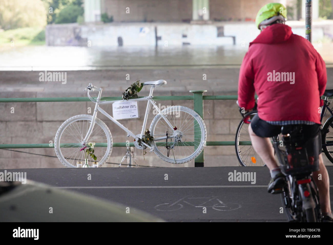 Ghost moto sotto il ponte di Rodenkirchener, bianco ornato ricorda di bicicletta di un ciclista che ha avuto un incidente mortale a questo luogo, Colonia, Germania. Ge Foto Stock