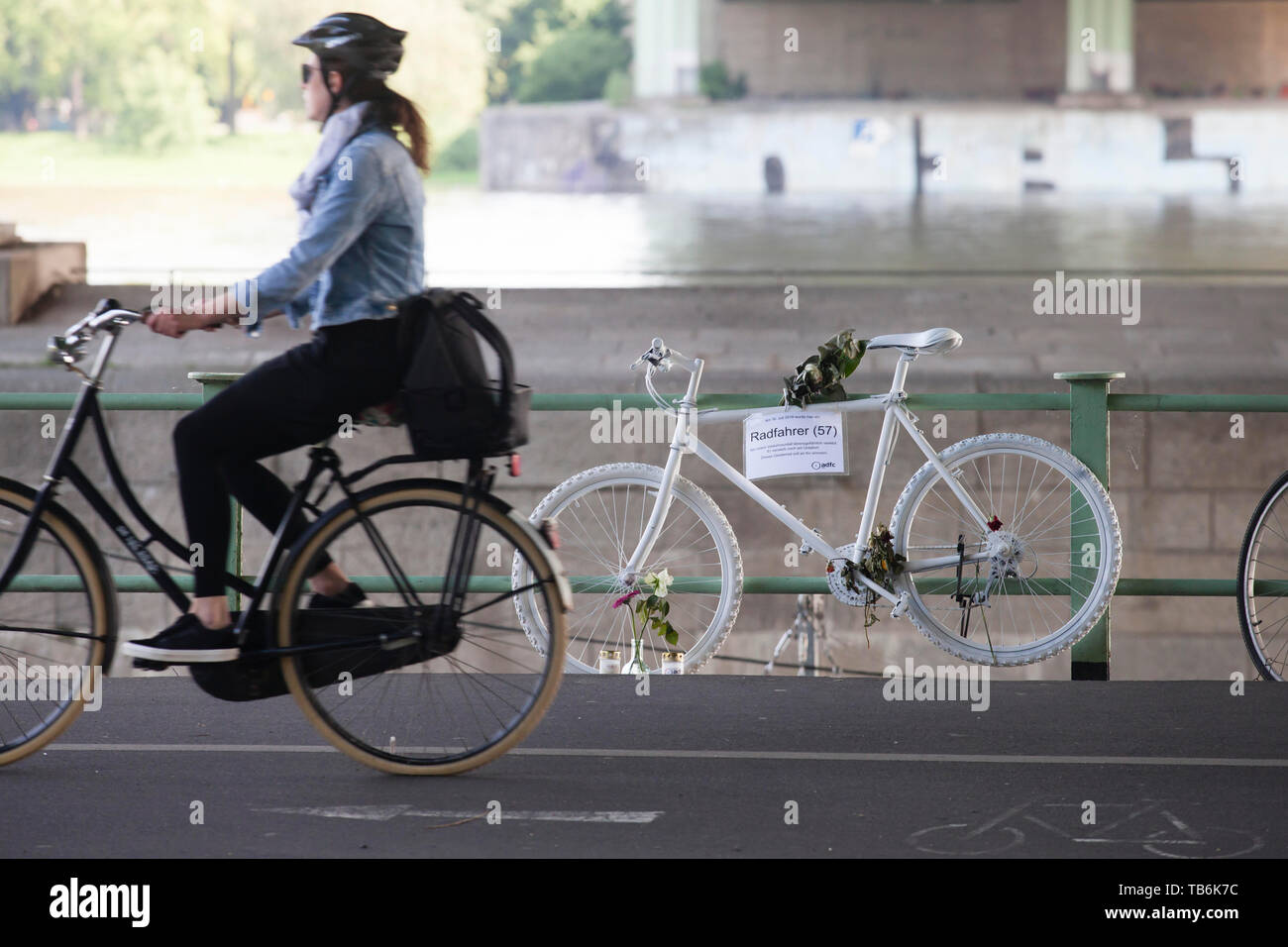 Ghost moto sotto il ponte di Rodenkirchener, bianco ornato ricorda di bicicletta di un ciclista che ha avuto un incidente mortale a questo luogo, Colonia, Germania. Ge Foto Stock