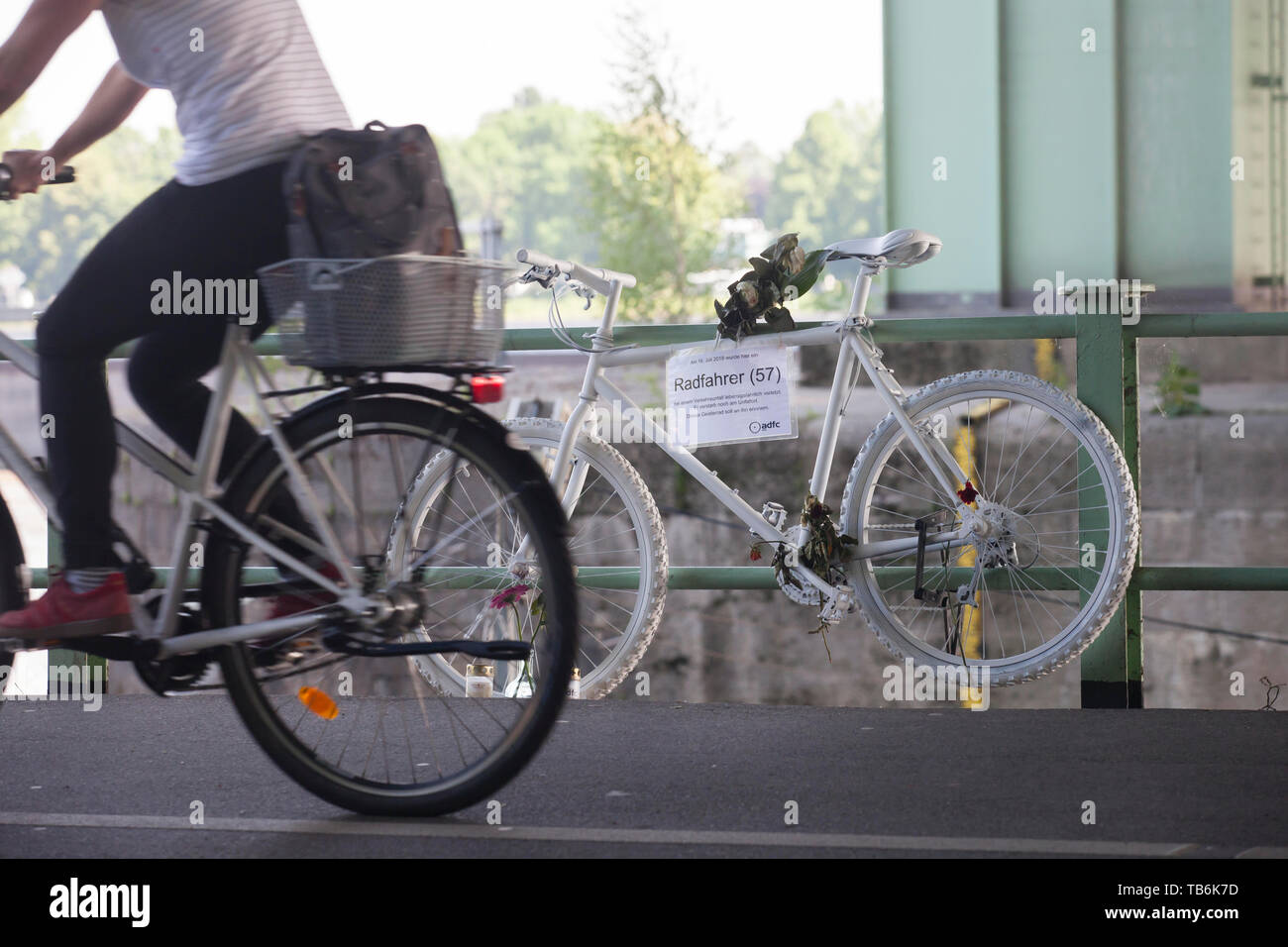 Ghost moto sotto il ponte di Rodenkirchener, bianco ornato ricorda di bicicletta di un ciclista che ha avuto un incidente mortale a questo luogo, Colonia, Germania. Ge Foto Stock