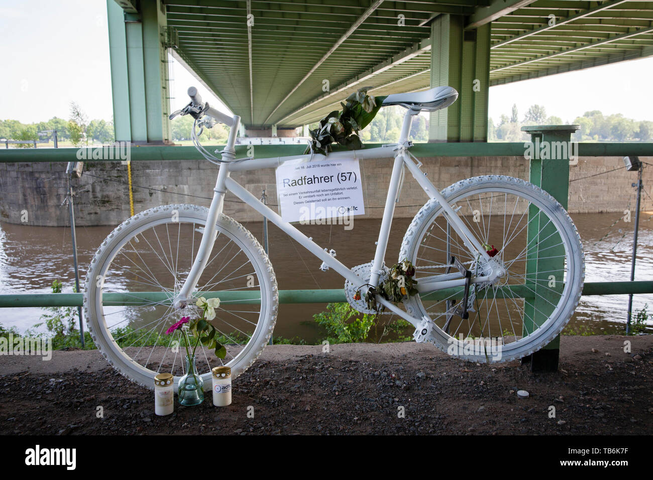 Ghost moto sotto il ponte di Rodenkirchener, bianco ornato ricorda di bicicletta di un ciclista che ha avuto un incidente mortale a questo luogo, Colonia, Germania. Ge Foto Stock