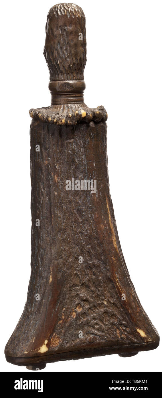 Un scolpito staghorn pallone in polvere, Turingia, circa 1830/40, il corpo scolpito in un unico pezzo da un cresciuto naturalmente stag horn, con base ribassata. Sulla parte anteriore, una bella scultura di un maestoso cervo con doe e vitello. Uno scoiattolo arroccato nella struttura ad albero al di sopra del cervo. Chiusura a vite con un coperchio staghorn. Altezza 17 cm. Sculture di questo tipo sono generalmente attribuite alla bottega di Leberecht Schulz, che ha lavorato in Meiningen e Turingia. Pallone di polvere, accessorio, accessori, militare, militaria, oggetto, oggetti, alambicchi, Utility, utility, clipping, ritagli, , Additional-Rights-Clearance-Info-Not-Available Foto Stock