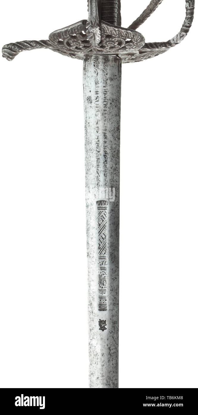 Una campagna tedesca spada, circa 1650, doppio taglio con lama breve  gualchiere e resti di attacco come pure smith il marchio di Solingen(?).  Ferro da stiro elsa con openwork e finemente cesellato