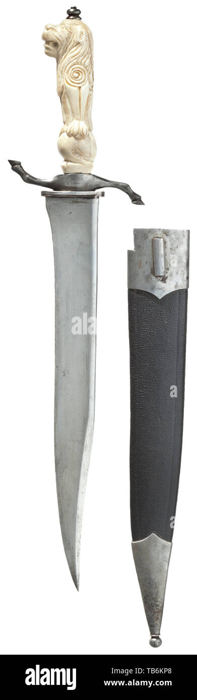 Un russo(?) caccia appendiabiti, secolo XIX, singolo a doppio taglio con lama lunga punto di clip, quillon curvo con terminante a deer zoccoli, avorio intagliato impugnatura a forma di leone (secchezza piccole crepe). Coperta di cuoio FODERO con raccordi di ferro e un gancio di riporto a medaglione cui invertire il cavo guida è usato insieme con un incavo sul medaglione per rilasciare la lama di taglio per tagliare. Lunghezza 44 cm. storica, storica del XIX secolo, Additional-Rights-Clearance-Info-Not-Available Foto Stock