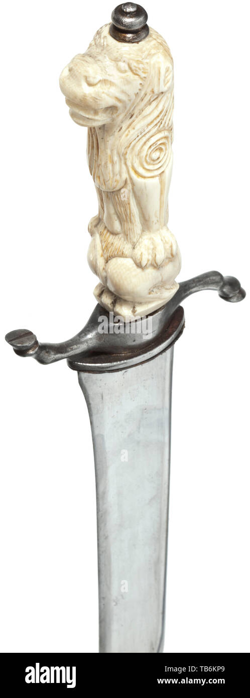 Un russo(?) caccia appendiabiti, secolo XIX, singolo a doppio taglio con lama lunga punto di clip, quillon curvo con terminante a deer zoccoli, avorio intagliato impugnatura a forma di leone (secchezza piccole crepe). Coperta di cuoio FODERO con raccordi di ferro e un gancio di riporto a medaglione cui invertire il cavo guida è usato insieme con un incavo sul medaglione per rilasciare la lama di taglio per tagliare. Lunghezza 44 cm. storica, storica del XIX secolo, Additional-Rights-Clearance-Info-Not-Available Foto Stock