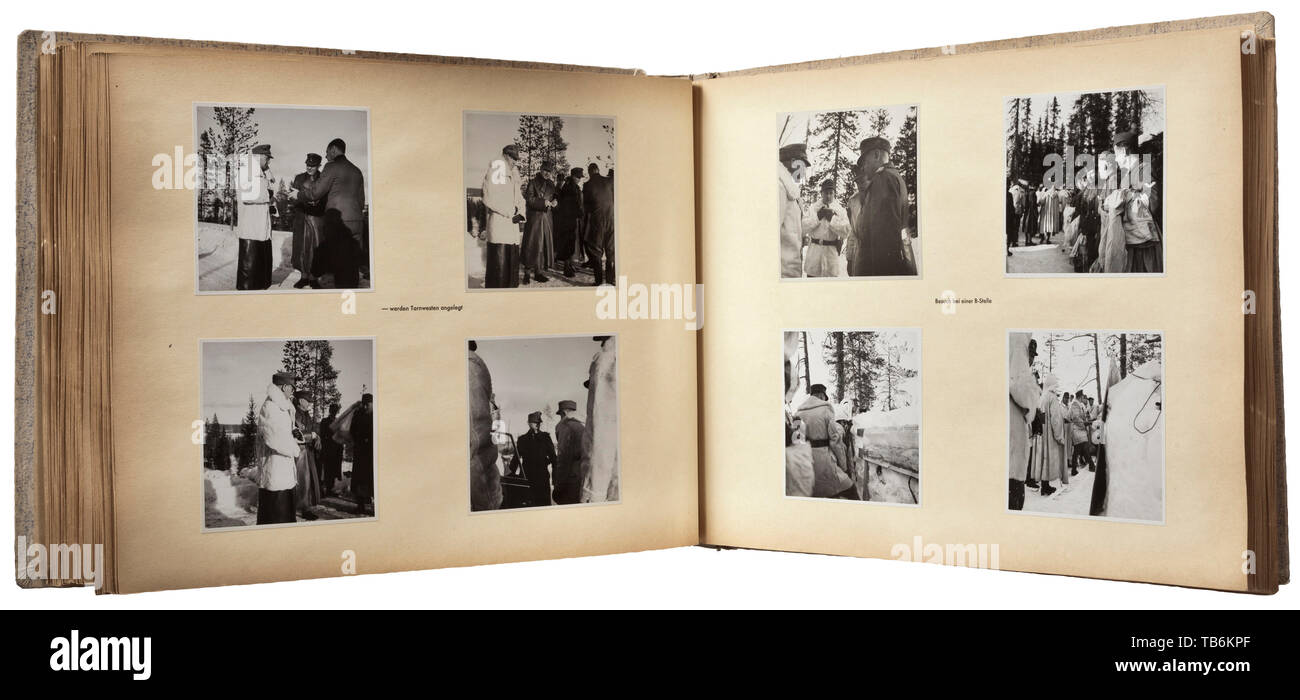 Presentazione di un album di foto di Josef Terboven (1898 - 1945), Gauleiter di Essen e Reich Commissario (RK) per la Norvegia, il grande formato di album ha un totale di circa 320 foto dal viaggio di RK J. Tervoben alla Norvegia, la Lapponia e la Carelia nella primavera del 1943. Coperchio (allentato) della biancheria e coperte di cartone, la copertina e le pagine di foto con descrizioni stampato. Sono mostrate le RK le truppe in visita in Norvegia, buona tecnica navale immagini e foto da Tromsö, Engerlö, Narvik, Rundhaug, Djupvik, Kvenangen, Alta, Hammerfest, Banak, Skoganvarra, Alakurt e altre posizioni. Inoltre, riunione, Editorial-Use-solo Foto Stock