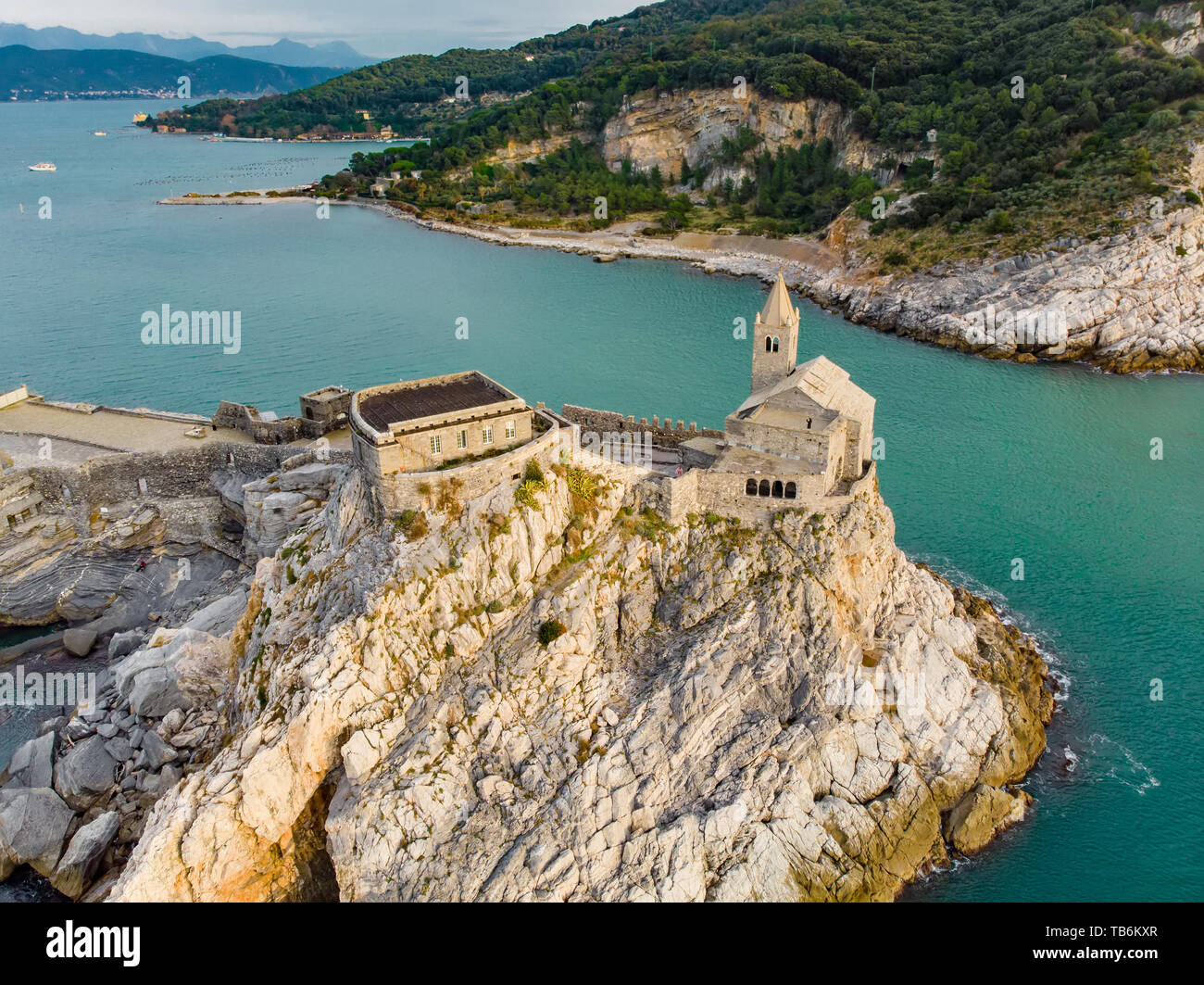 Bella vista aerea della chiesa in stile gotico di San Pietro (Chiesa di San Pietro) seduto sulla cima di un promontorio roccioso in Porto Venere villaggio sul Ligu Foto Stock