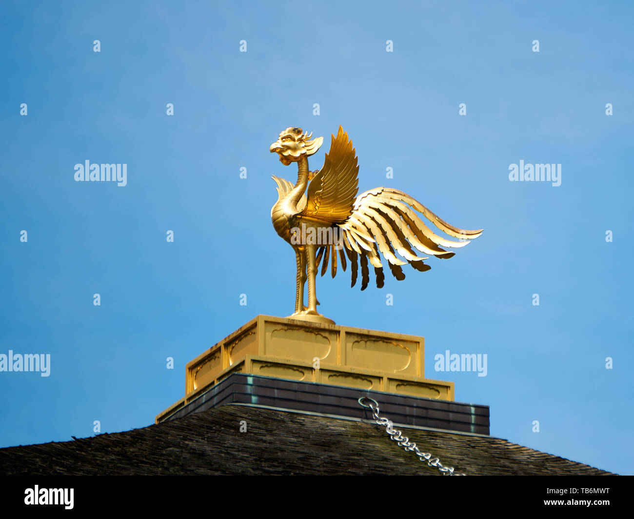Bronze hōō (phoenix) ornamento sulla sommità del thKinkakuji (Rokuon-ji, il Padiglione Dorato) a Kyoto, in Giappone. Foto Stock