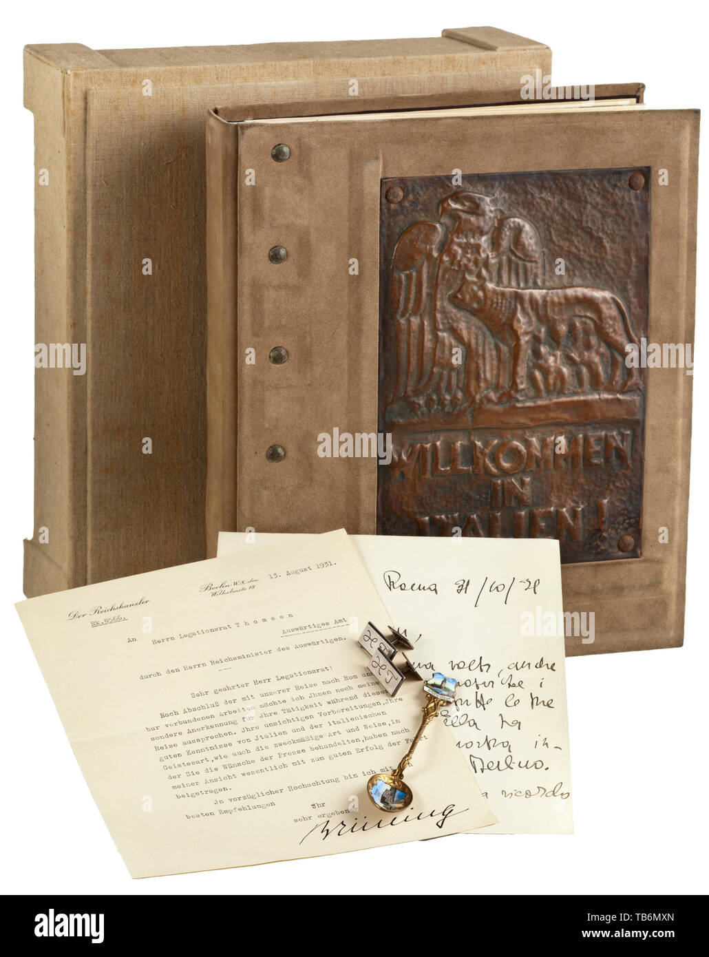 Diplomat Hans Thomsen (1891 - 1968) - Una presentazione del volume, suggestiva presentazione volume nel suo caso, aggiudicati in alto tedesco leader politici in occasione delle visite di Stato italiano da politici e militari, personalitities il flyleafs con dedizione (tr) presentato dal Ministro per la cultura popolare - anni XVI-II dell'Imperium". Rilegato in pelle con rivettati, inseguito piastra di rame d del xx secolo, Editorial-Use-solo Foto Stock