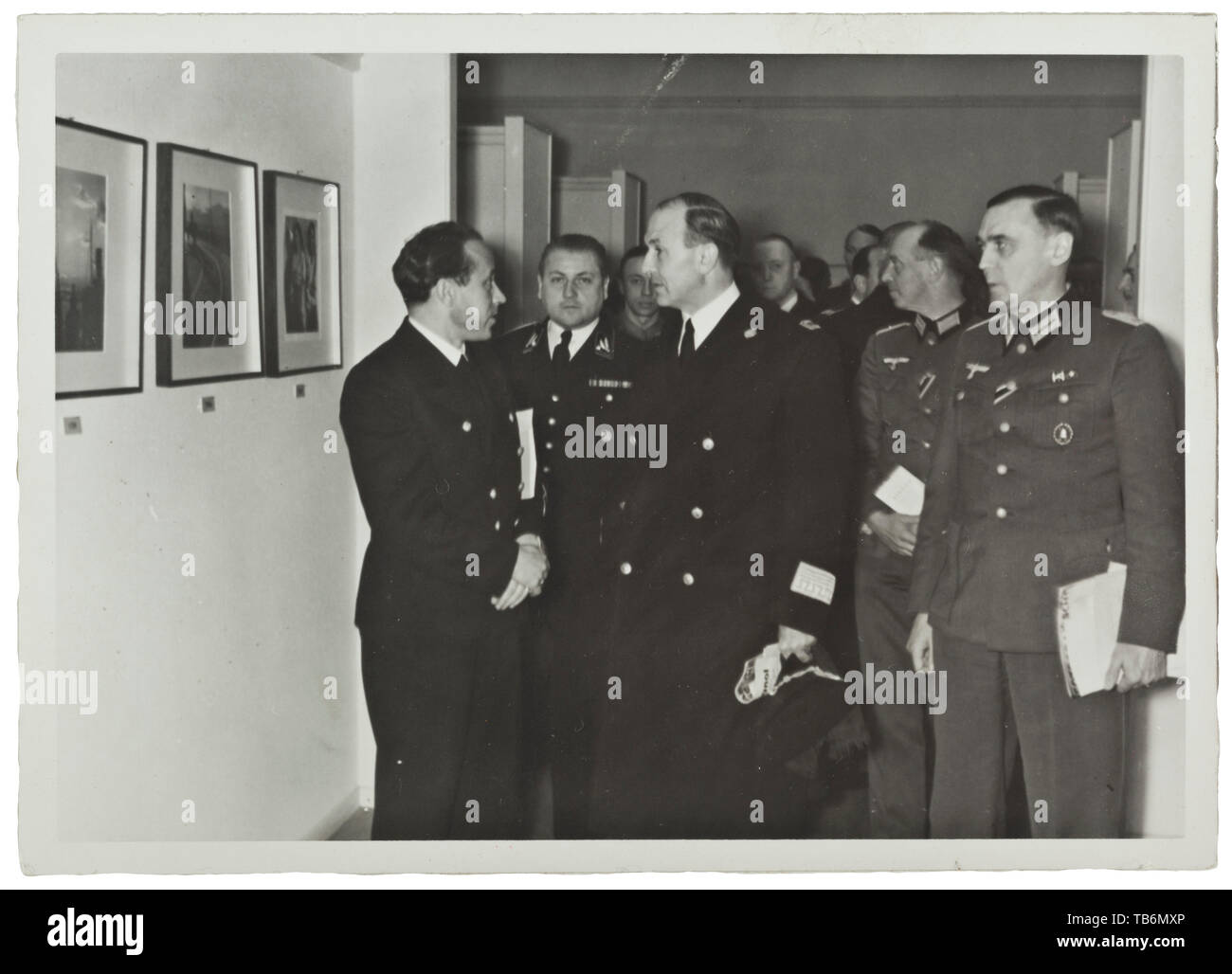 Diplomat Hans Thomsen (1891 - 1968) - Una presentazione del volume, suggestiva presentazione volume nel suo caso, aggiudicati in alto tedesco leader politici in occasione delle visite di Stato italiano da politici e militari, personalitities il flyleafs con dedizione (tr) presentato dal Ministro per la cultura popolare - anni XVI-II dell'Imperium". Rilegato in pelle con rivettati, inseguito piastra di rame d del xx secolo, Editorial-Use-solo Foto Stock