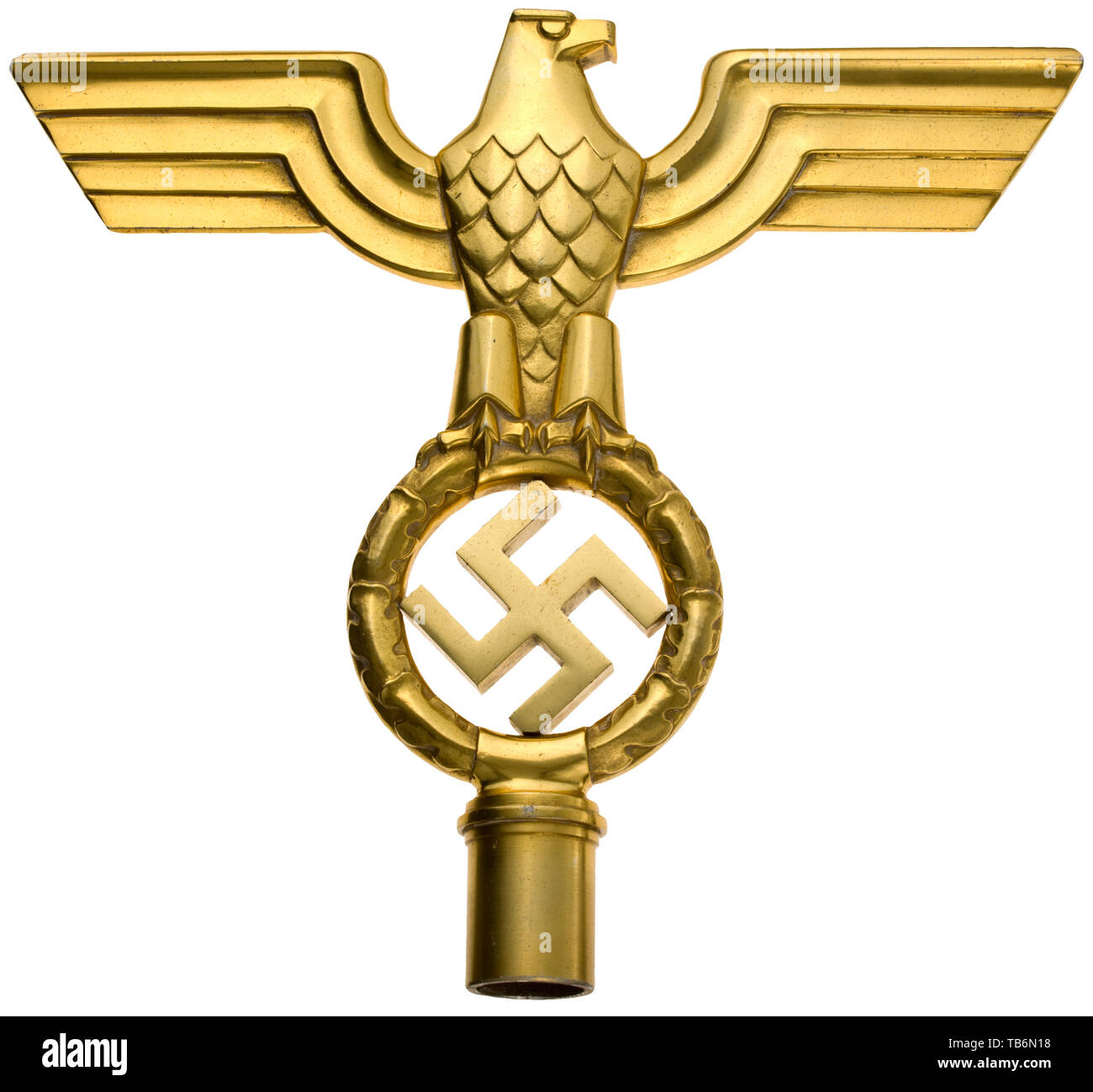 Un grande NSDAP pennone punta, lucidato, fire-alluminio dorato eagle sulla cima di una foglia di quercia corona con inserto swastika e presa di seguito. I segni dell'età e dell'uso. Dimensioni 40,5 x 44,5 cm. Xx secolo, 1930, organizzazione delle parti, organizzazione delle parti, organizzazioni, organizzazioni, organizzazione, organizzazione, party, feste, partito politico, Tedesco, Germania, NS, il socialismo nazionale, il nazismo, il terzo Reich, Reich tedesco, utensile e un pezzo di attrezzature, utensili, oggetto, oggetti, alambicchi, storico, storico Editorial-Use-solo Foto Stock
