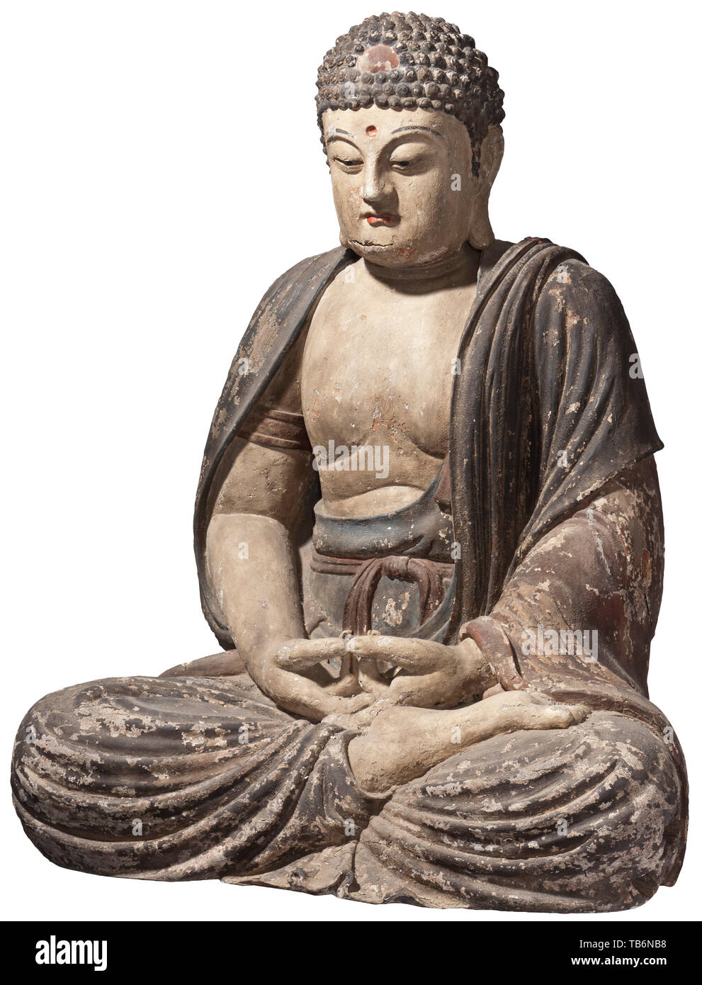 Un Cinese del Nord la figura del Buddha Amitabha, probabilmente del secolo XIV, vita-dimensioni figura della meditazione Buddha di legno con frammentariamente conservati dipinti policromi esterno (parzialmente spaccata e danneggiato), i suoi capelli disposti in piccoli riccioli con testiera appuntita indicando illuminismo, le gambe piegate in una mezza posizione del loto, il pollice e le dita indice formando un cerchio, il più alto gesto di benvenuto. Sezione rettangolare sul retro. Altezza 100 cm, larghezza 76 cm. Secondo il mittente da un tempio dalla Cina del Nord. Cina, Cinese, storico histo, Additional-Rights-Clearance-Info-Not-Available Foto Stock