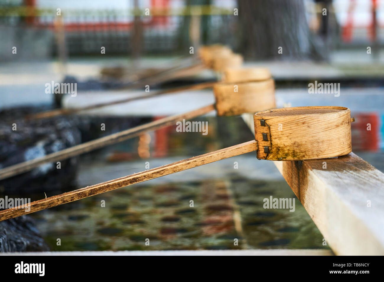 Il temizuya (手水舎, lavabo) edificio a Heian Jingu a Kyoto, in Giappone, con mestoli disposti ordinatamente sopra l'acqua ancora in un lavabo in pietra. Foto Stock