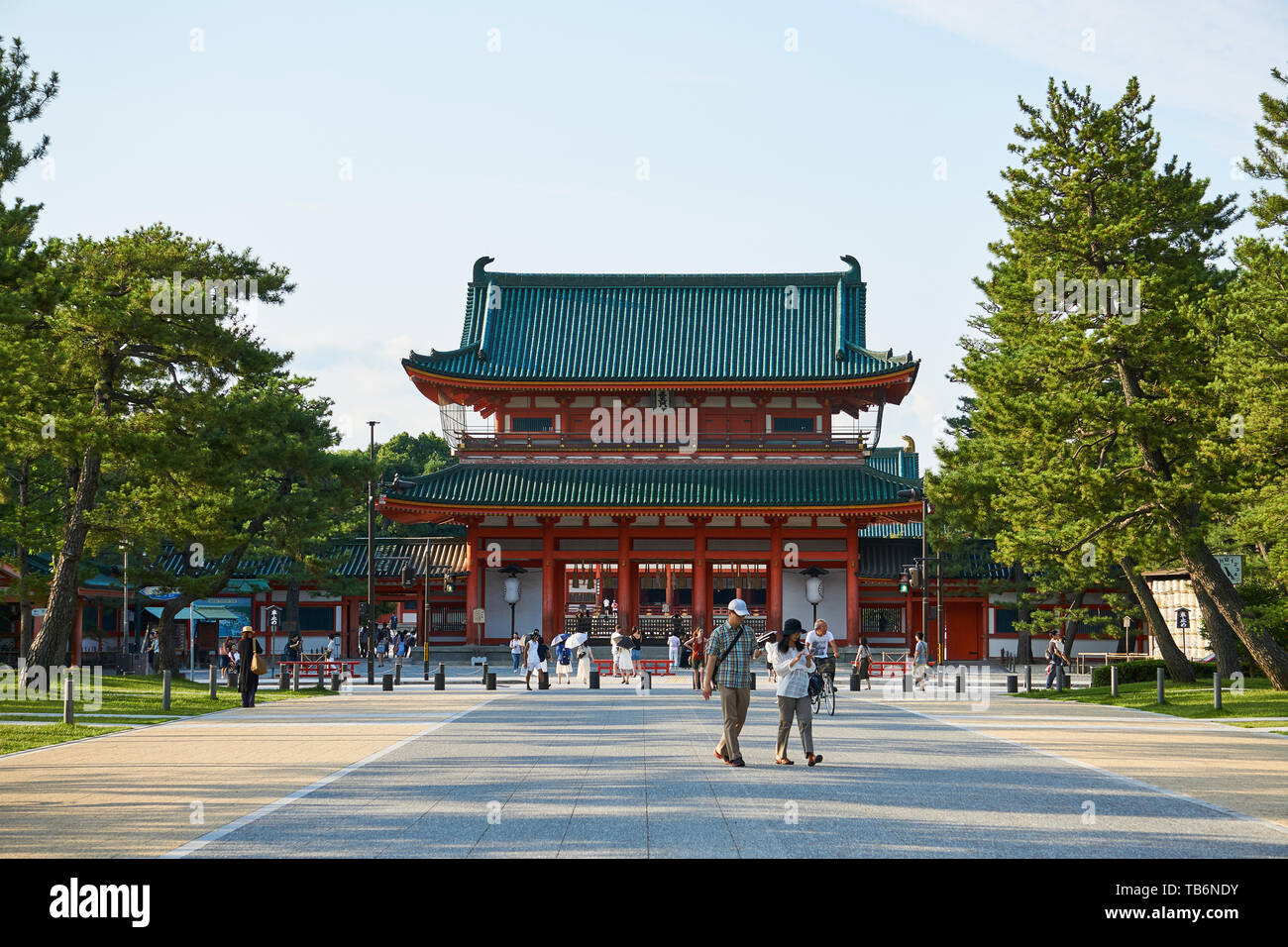 Santuario Heian-Jingu ingresso - Outen-mon Gate (平安神宮 応天門) in una serata estiva con molti turisti a passeggiare, vista dall'esterno. Foto Stock