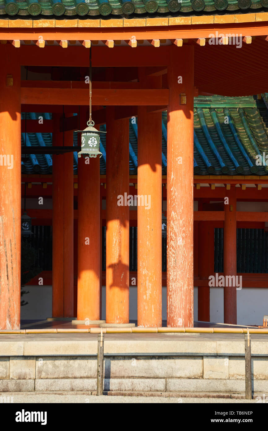 Lanterna tradizionale si blocca e getta un'ombra su una colonna sulla veranda intorno Heian Jingu a Kyoto, in Giappone su una sera d'estate. Foto Stock