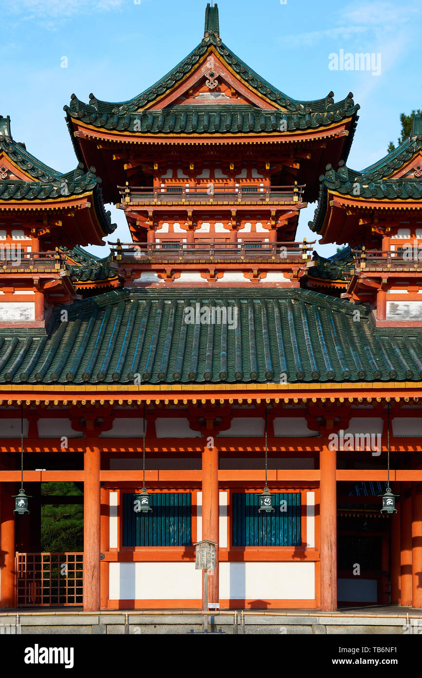 Santuario Heian-Jingu Souryu-rou Torre (平安神宮 蒼龍楼) verde con tetto di tegole e vermiion arancione e colonne di legno, a Heian Jingu, Kyoto, Giappone. Foto Stock