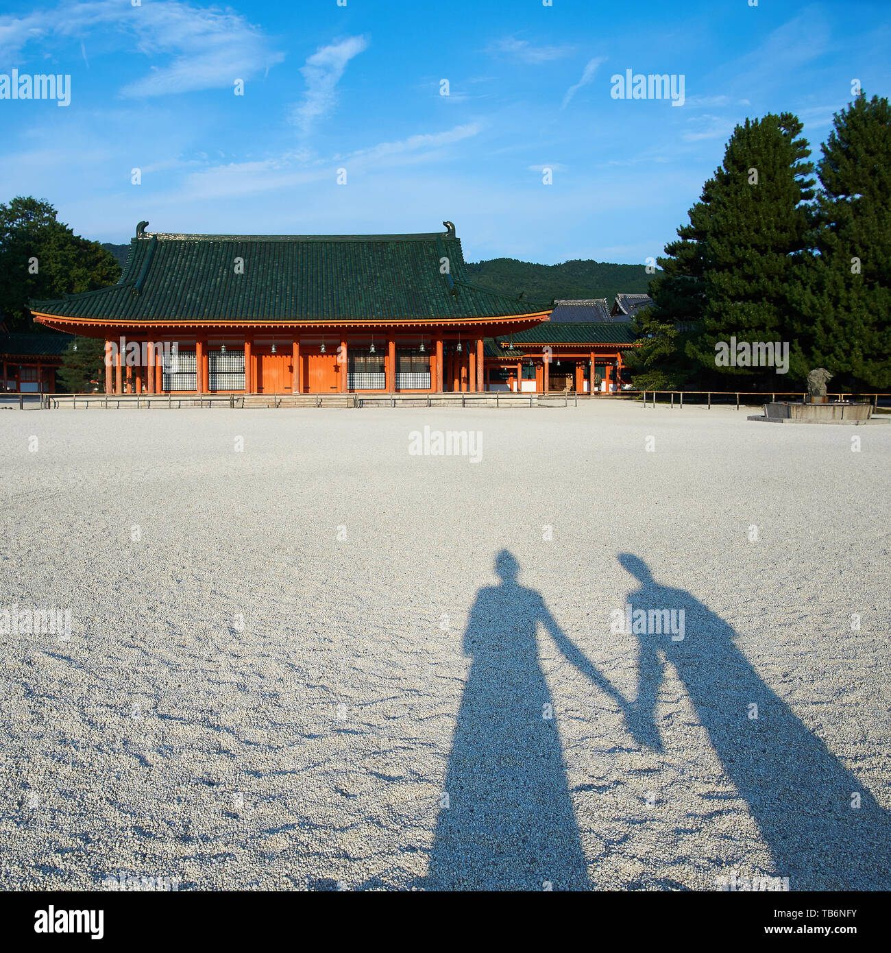 L ombra di una coppia felice tenendo le mani sul terreno sabbioso di Heian Jingu a Kyoto, in Giappone. Foto Stock