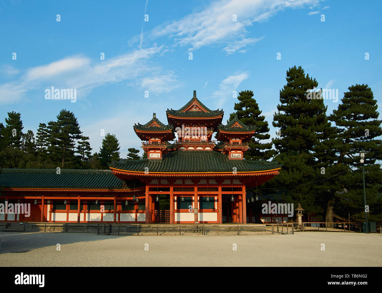 Santuario Heian-Jingu Souryu-rou Torre (平安神宮 蒼龍楼) verde con tetto di tegole e vermiion arancione e colonne di legno, a Heian Jingu, Kyoto, Giappone. Foto Stock