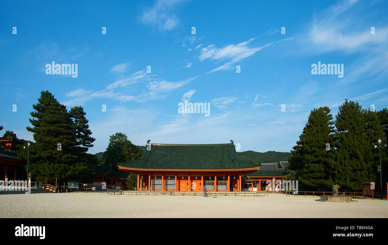 Un groundskeeper da passeggiate Heian Jingu di Kagura-den (tradizionali shinto musica e sala da ballo), visto dal cortile su una sera d'estate. Foto Stock