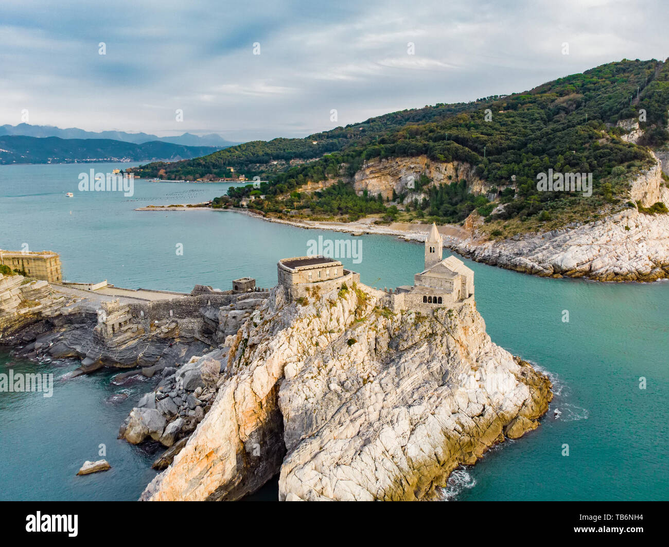 Bella vista aerea della chiesa in stile gotico di San Pietro (Chiesa di San Pietro) seduto sulla cima di un promontorio roccioso in Porto Venere villaggio sul Ligu Foto Stock