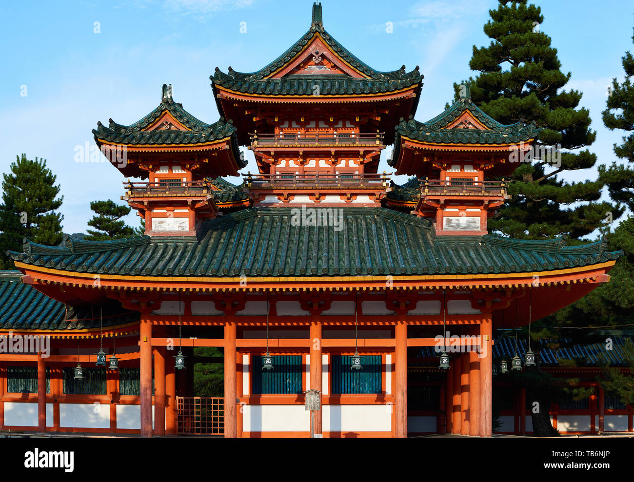 Santuario Heian-Jingu Souryu-rou Torre (平安神宮 蒼龍楼) verde con tetto di tegole e vermiion arancione e colonne di legno, a Heian Jingu, Kyoto, Giappone. Foto Stock