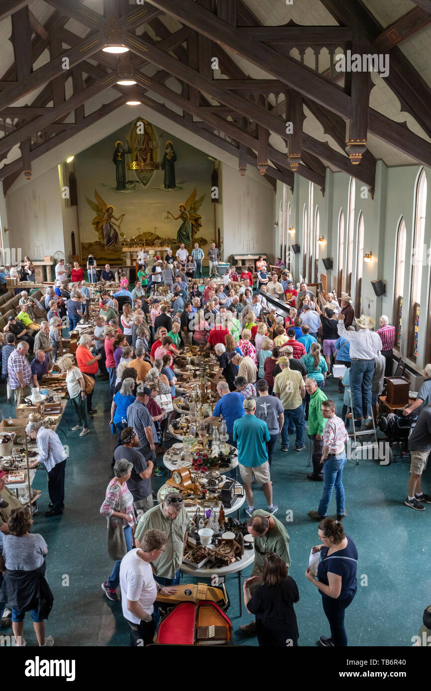 Fort Smith, Arkansas - Articoli Religiosi e gli oggetti della vita quotidiana sono stati svenduti al Santa Scolastica monastero. Il monastero è il ridimensionamento di un molto Foto Stock