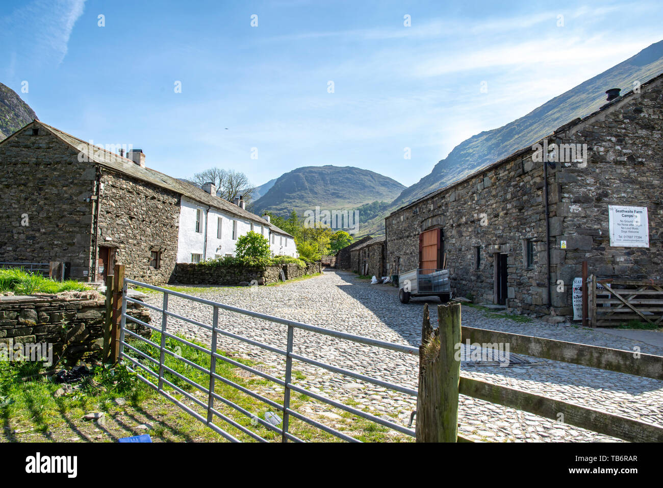 Seathwaite Farm e cottages, Borrowdale, Near Keswick, Lake District, Cumbria Regno Unito. Seathwaite è conosciuto come il luogo più piovoso in Inghilterra Foto Stock