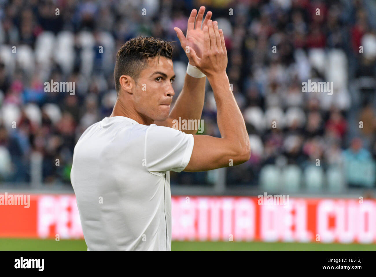 Cristiano Ronaldo da 'Campioni per la Ricerca' compie un gesto durante una "Partita del Cuore " carità corrispondono a Allianz Stadium. Campioni per la ricerca di vincere la "Champions per la ricerca " 3-2 contro il 'Nazionale Italiana Cantanti". Foto Stock