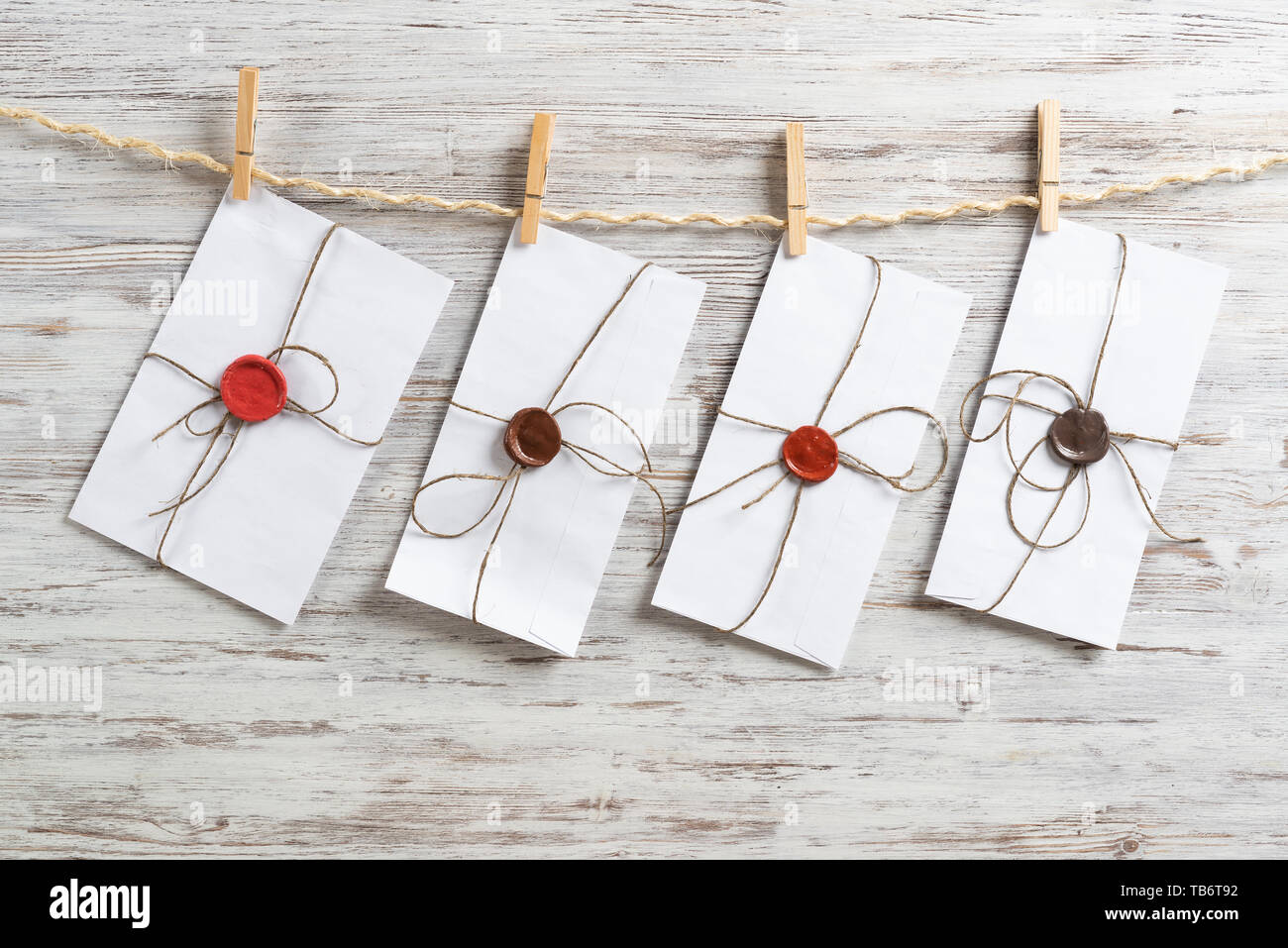 White classic buste appeso alla corda di spago Foto Stock