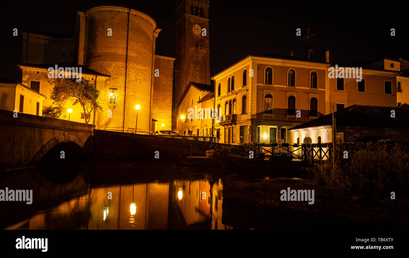 Portogruaro, Veneto Italia - 22 maggio 2019: Paesaggio urbano a destra del fiume Portogruaro lemene, torre dell'orologio e mulini di Sant'Andrea Foto Stock