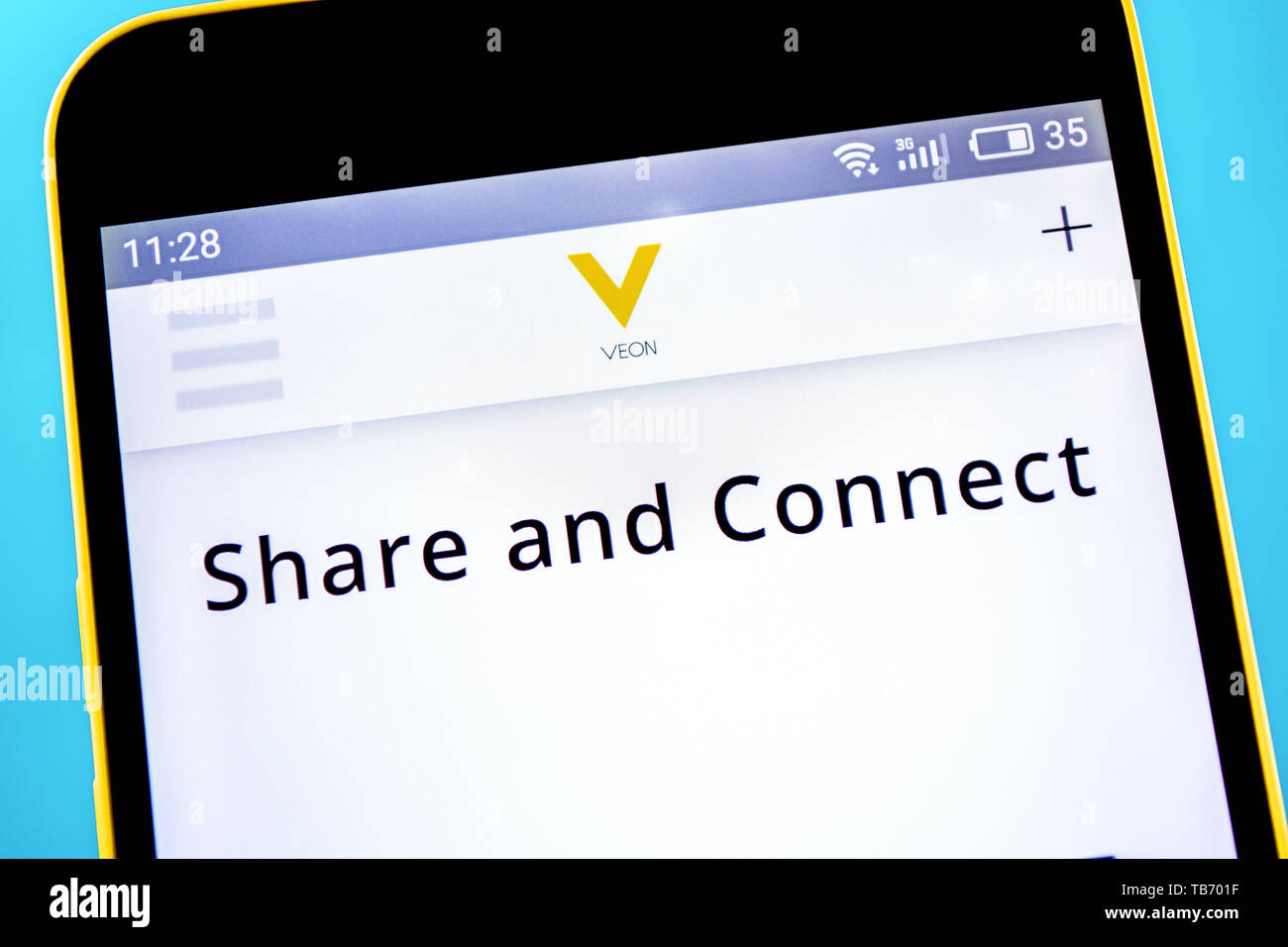 Berdyansk, Ucraina - 10 Maggio 2019: Editoriale illustrativa di VEON website homepage. Logo VEON visibile sullo schermo del telefono Foto Stock