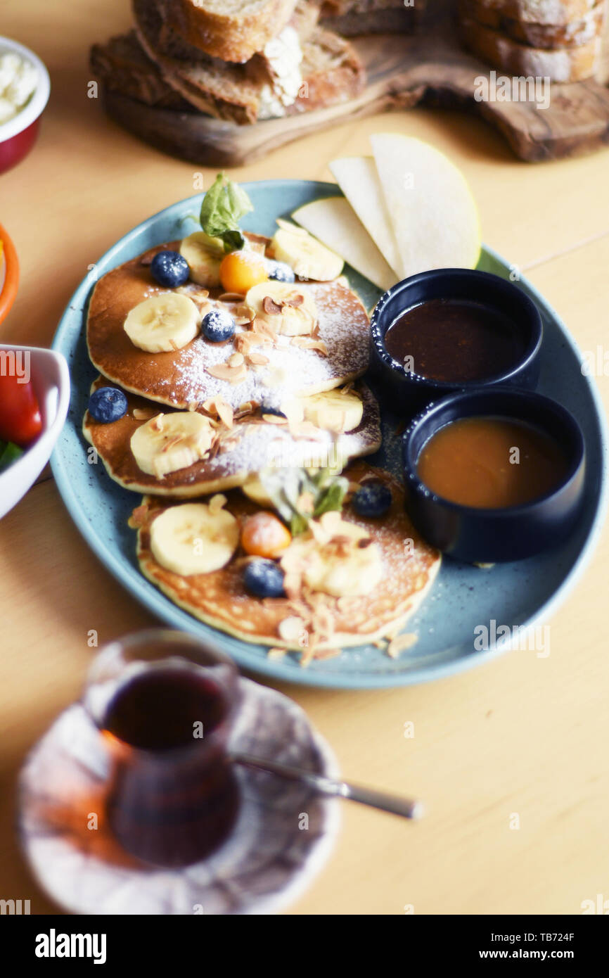 La deliziosa prima colazione con pancake e tè in una tabella Foto Stock